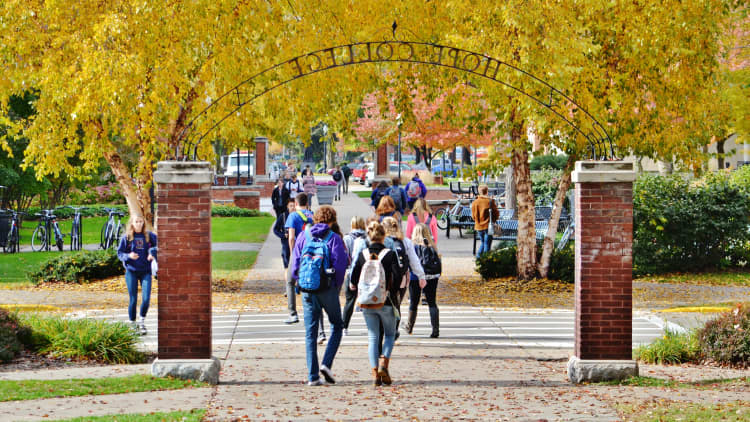 105859637 1555592137283students on campus on a beautiful fall day back to school t20 yvpdeo