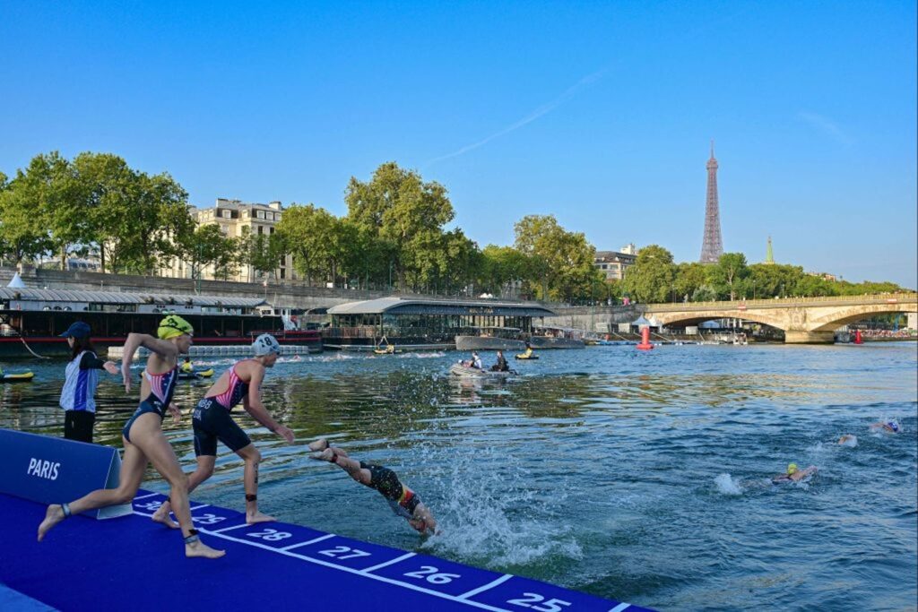 athletes dive in seine