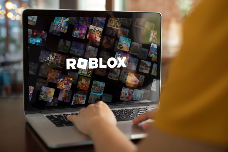 Roblox wallpaper on a users laptop