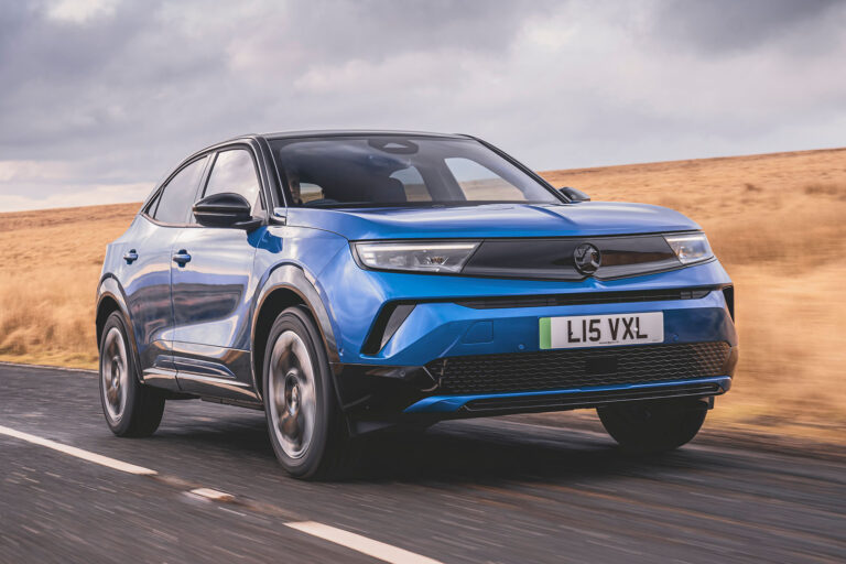 vauxhall mokka electric front three quarter tracking