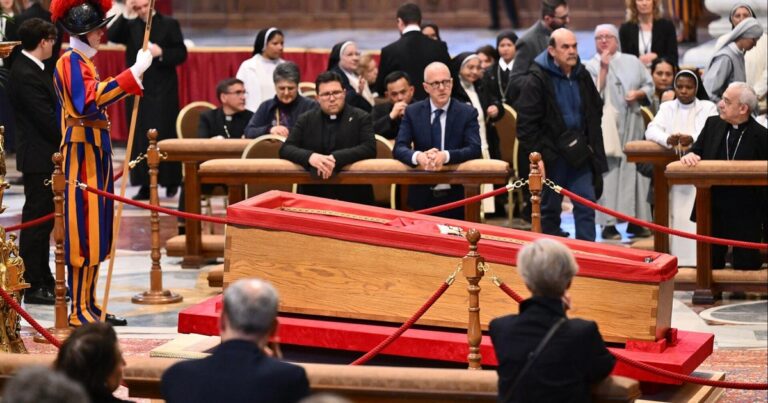cbsn fusion mourners stream into st peters basilica bid pope francis farewell thumbnail